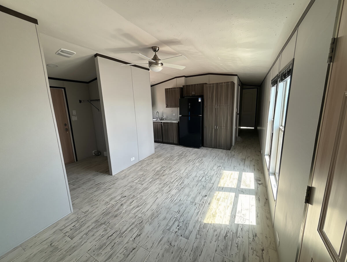 Sala y comedor compartidos dentro de una unidad de vivienda H-2A de Vida Casita